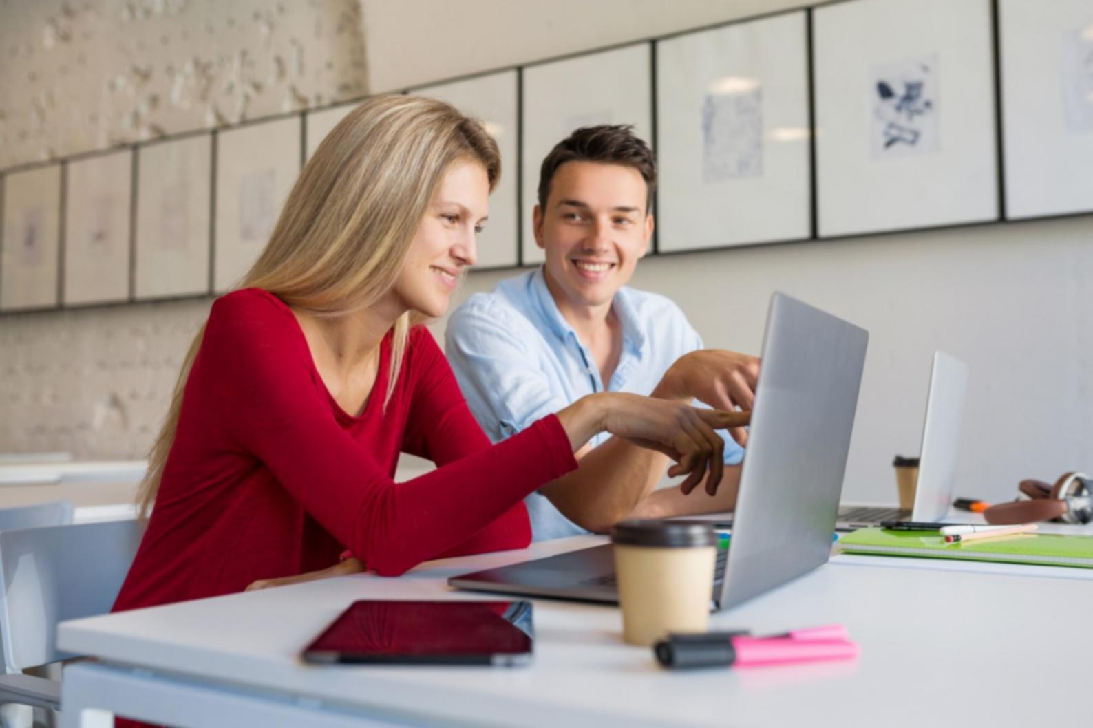 Équipe travaillant sur des projets financiers innovants